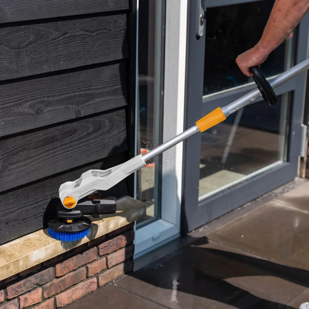 AKU rotační čistící kartáč TWIN BRUSH na všechny druhy povrchů, teleskopický 1,35 - 1,8 m, na čištění teras, chodníků, domů, aut, 18V Li-Ion, bez baterie a nabíječky, bateriová platforma MAXXPACK BATAVIA