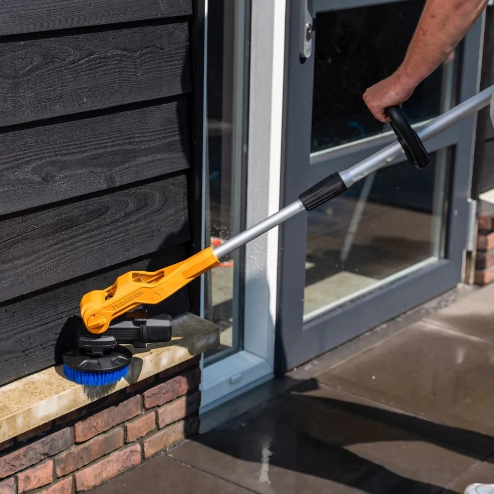 AKU rotační čistící kartáč TWIN BRUSH na všechny druhy povrchů, teleskopický 1,35 - 1,75 m, na čištění teras, chodníků, domů, aut, 12V Li-Ion, bez baterie a nabíječky, bateriová platforma FIXXPACK 2.0 BATAVIA