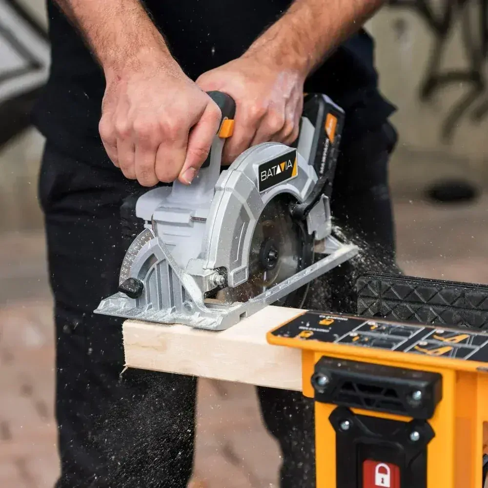 Aku bezdrátová okružní, kotoučová pila s elektronickou brzdou, 3650 ot./min., 18V Li-Ion, hloubka řezu 50mm. Bez baterie a nabíječky, bateriová platforma BATAVIA MAXXPACK
