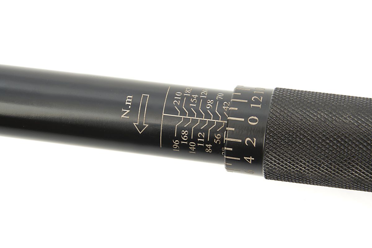 Klíč momentový 1/2“, rozsah 28 - 210 Nm, se sadou nástavců