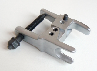 Stahovák kulových čepů univerzální 50 - 80 mm, vidlice 20 mm, 2 pozice, Triumf